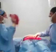 Video sốc: 'Phê' nhạc, bác sỹ, y tá cầm da bụng bệnh nhân nhảy múa quay cuồng gây phẫn nộ