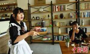 Xôn xao dịch vụ bón cà phê tận miệng cho khách