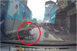 Đi xe đạp điện dàn hàng ngang, bé gái suýt mất mạng dưới bánh xe tải