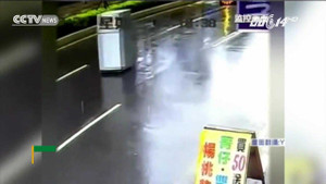 Kinh hãi bão lớn, đồ đạc trong nhà tự 'chạy ra đường'