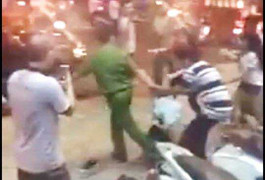 Người mang sắc phục công an kéo lê phụ nữ bán hàng rong trên đường