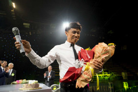 Danh ca Tuấn Ngọc xúc động khi được tổ chức sinh nhật sớm