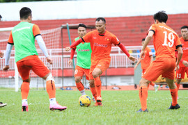 Tuyển Việt Nam luyện tập: Thủ môn nhảy dây, cầu thủ rèn tiki-taka