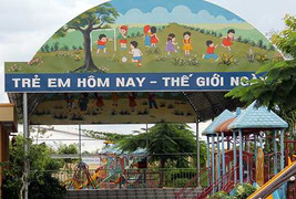 Lại phát hiện nhà vệ sinh trường học 'đắt như vàng'