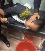 Phẫn nộ chuyện cậu bé bị 'đàn chị' lớp 5 bắt ăn ruột bút chì