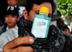 Trưởng phòng giáo dục nằm cạnh chai thuốc diệt cỏ đã qua đời