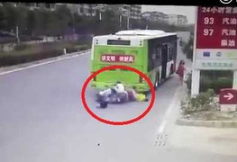 Đầu trần, 'kẹp' 4, các thanh niên đâm lõm đuôi xe buýt