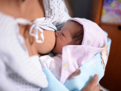 Cho con bú trước mặt bác sĩ nam, vợ bị chồng bóp cổ, đấm vào mặt