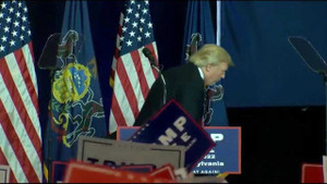 Clip: Trump làm bộ giễu Clinton 'không đi nổi 5 mét tới xe hơi'