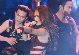 Hoàng Thùy Linh đu xà đơn, khoe vũ đạo bốc lửa trên sân khấu