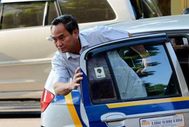 Thứ trưởng Tài chính thoải mái khi đi làm bằng taxi