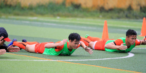 Tuyển Việt Nam 'tập bơi' giữa trời mưa TP.HCM