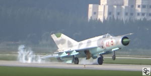 Video: Nữ phi công Triều Tiên hạ cánh lóng ngóng, đập đuôi MiG-21 xuống đường băng