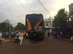 Xe máy tông thẳng xe tải đỗ trước cổng trụ sở công an