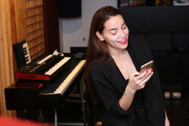 Hồ Ngọc Hà miệt mài tập nhạc đêm khuya