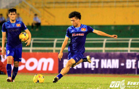 Công Vinh, Công Phượng đua tài sút phạt