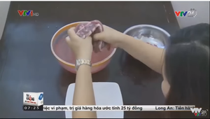 Kinh hãi thịt bò giả chuyển màu trắng nhợt sau khi rửa