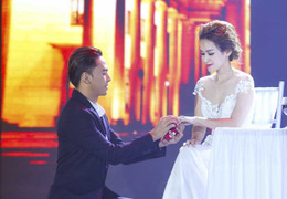 Văn Anh tái hiện màn cầu hôn Tú Vi trên sân khấu