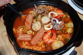 Xôn xao clip cô gái trẻ ngất xỉu sau khi ăn mì cay 7 cấp độ