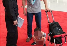 Ông bố Trung Quốc thản nhiên cho con tè lên thảm đỏ G-20 gây bức xúc