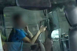 Hú hồn tài xế vừa lái xe tải, vừa sử dụng 2 điện thoại cùng lúc trên cao tốc