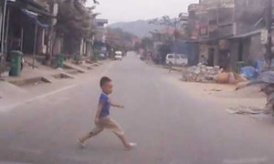 Ai có con nhỏ cần xem clip này để tránh tai nạn đáng tiếc