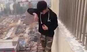 Chàng trai liều mạng nhảy trên mép tường của tầng 22