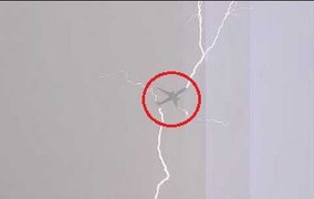 Máy bay bị sét đánh trúng khi đang bay giữa trời