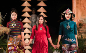 Nhà thiết kế Lan Hương thêu cổng làng Hà Nội lên lụa dự 'Festival Áo dài Hà Nội 2016'