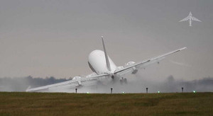 Video: Thót tim xem phi công lạng lách với Boeing 737, suýt cày nát đường băng