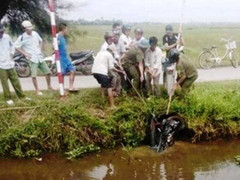 Phát hiện thi thể nam thanh niên cùng xe máy dưới mương nước