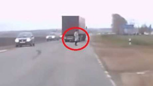 Người đi bộ xuất hiện bất thình lình, xe tải thất kinh bẻ lái