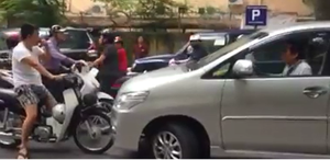 Tài xế xe máy chặn đầu, bắt tài xế ô tô lấn làn xuống xe xin lỗi