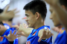 Trốn mưa TP.HCM, tuyển Việt Nam tập bài thể lực lạ