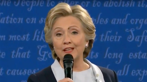 Video: Mặc kệ ruồi đậu lên mặt, bà Hillary lại bị đồn đoán là robot