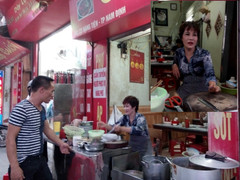 Đến xem quán phở chửi vẫn nườm nượp khách ở Nam Định