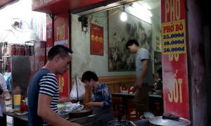 Đi ăn 'phở chửi' nổi tiếng cùng lãnh đạo ngành du lịch Nam Định