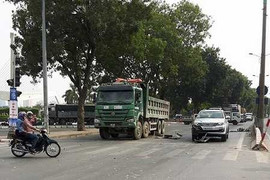 Tai nạn liên hoàn, 2 thanh niên bị cuốn vào gầm ô tô thoát chết kỳ diệu