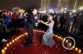 Màn cầu hôn hoành tráng của thiếu nữ xinh đẹp sau 1.000 ngày quen biết