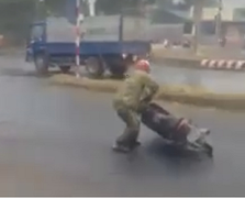 Xe máy ngã liên tục trên đoạn đường phủ kín dầu luyn