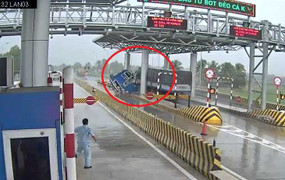 Khoảnh khắc xe tải tông nát trạm thu phí ở Khánh Hòa