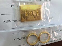 Người phụ nữ tay không tóm gọn tên lừa đảo dùng vàng giả đổi vàng thật