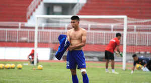 Tân binh tuyển Việt Nam khoe cơ thể rắn chắc