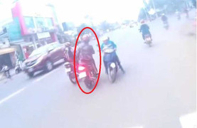 Thót tim clip thanh niên phóng nhanh gặp phụ nữ đi ngược chiều