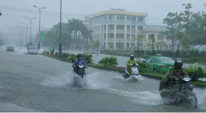 Áp thấp nhiệt đới đổ bộ vào đất liền, miền Trung mưa lớn