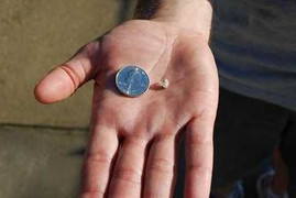 Dạo công viên, bất ngờ nhặt được kim cương trắng