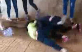 Lại xuất hiện clip nữ sinh đánh nhau, bạn bè đứng reo hò cổ vũ