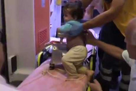 Mẹ mải nấu ăn, con 1 tuổi đút tay vào máy xay thịt