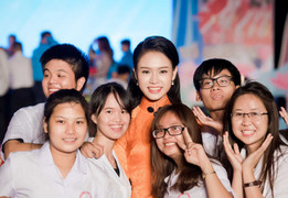 Người đẹp học giỏi nhất hoa hậu Việt Nam bị fans ‘bao vây’ ở sự kiện