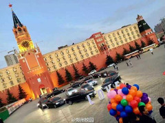 Dùng 16 siêu xe xếp hình trái tim cầu hôn bạn gái